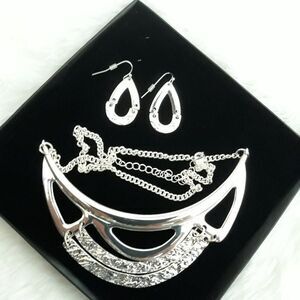 AVON Hammered Sunrise Necklace and Earring Giftset ~ NEW!!!